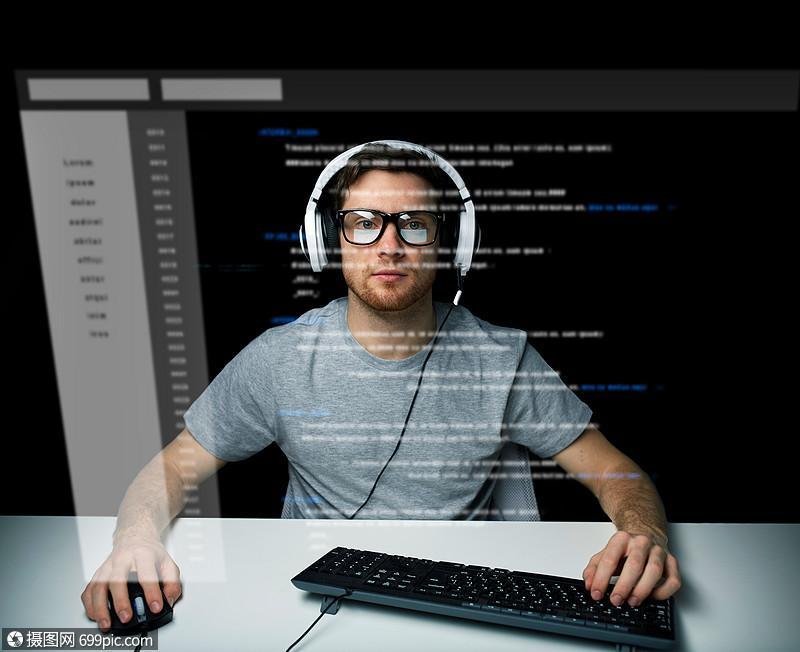 技术,网络,虚拟现实人的人黑客耳机眼镜与键盘黑客计算机系统编程璃